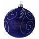 Weihnachtskugel aus Glas mit violetten und silbernen Glitter verziert 100 mm s2