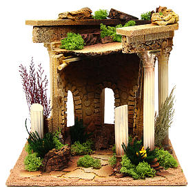 Tempio romano con colonne e casetta presepe