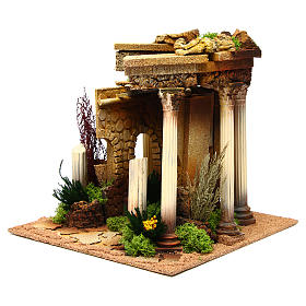 Tempio romano con colonne e casetta presepe