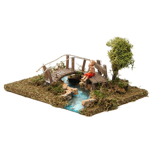 Pont miniature sur rivière avec enfant assis 2