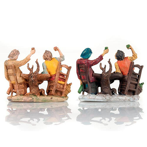 Bevitori al tavolo con bicchiere alzato 10 cm 2