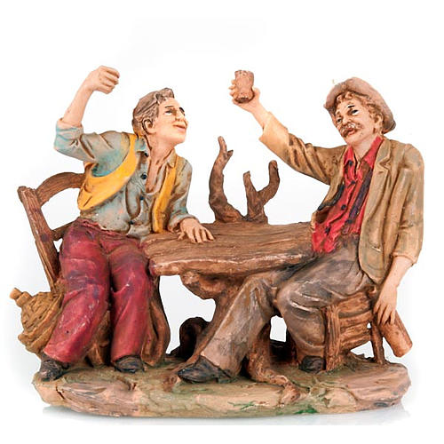 Bevitori al tavolo con bicchiere alzato 10 cm 4