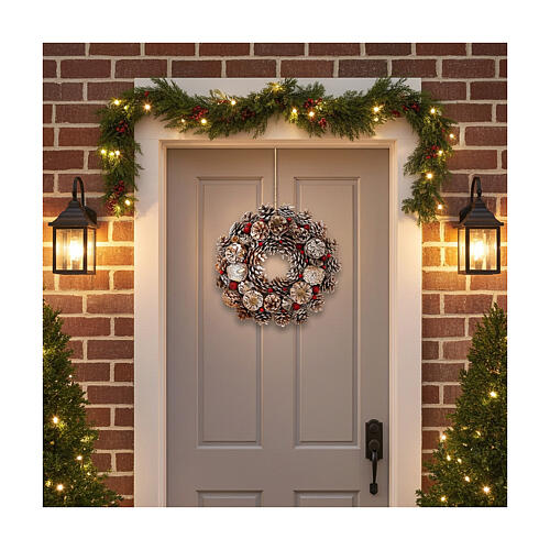 Couronne de Noël diam. 36 cm pommes de pin enneigées et baies 2