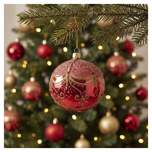 Weihnachtskugel aus mundgeblasenem Glas, glänzend rote Grundfarbe mit goldenem Arabesken-Dekor und Strass – Ø 10 cm 2