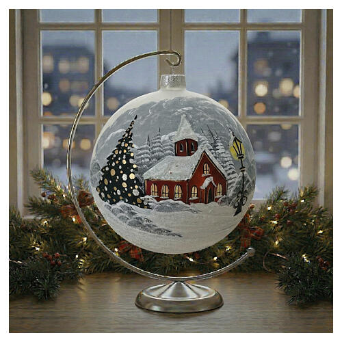 Weihnachtskugel aus mundgeblasenem Glas, perlfarbene Grundfarbe mit handgemalter Winterlandschaft und Kirche – Ø 20 cm 2