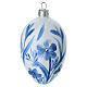 Glaskugel oval, Weiß mit blauen Blüten, Keramik-Effekt, mundgeblasen, 10 × 6 cm s1
