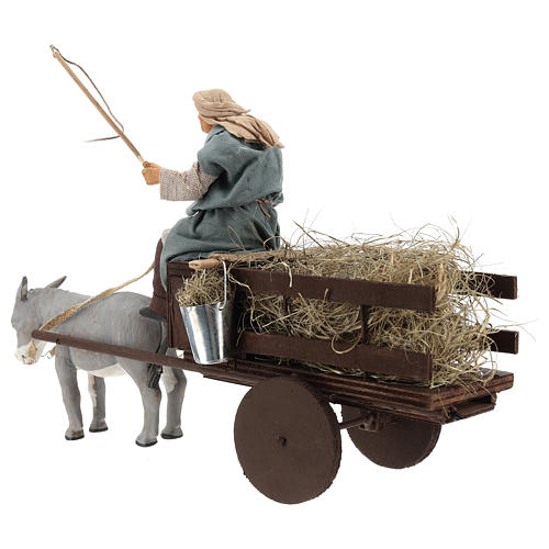 Magnífica cena com movimento para o presépio de Natal que representa um fazendeiro conduzindo uma carroça de palha puxada por um burro 4