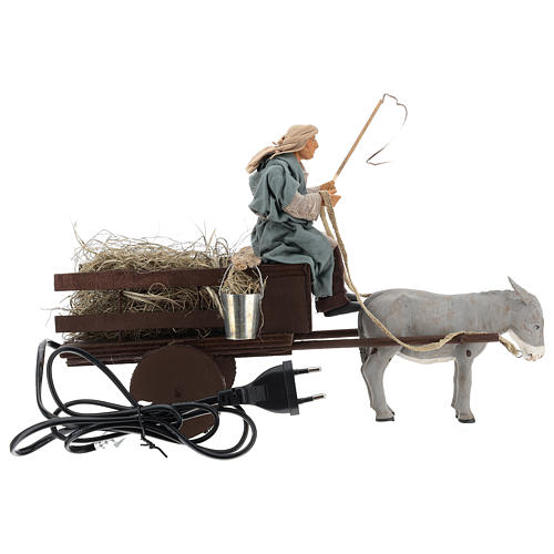 Magnífica cena com movimento para o presépio de Natal que representa um fazendeiro conduzindo uma carroça de palha puxada por um burro 5