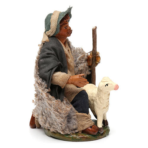 Klęczący pasterz z owieczką 10 cm 3