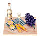 Tablett aus Holz mit Wein, Brot und Trauben fuer Krippe s1