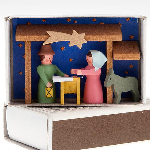Pequeño pesebre en caja de mecheros 1