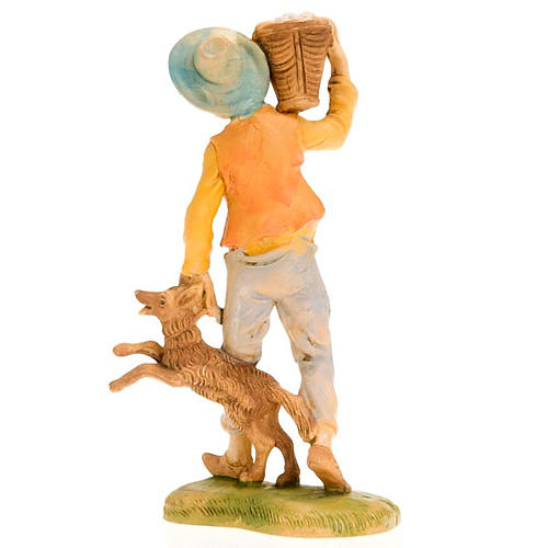 Ragazzo con cesto sulla spalla e cane 18 cm 2
