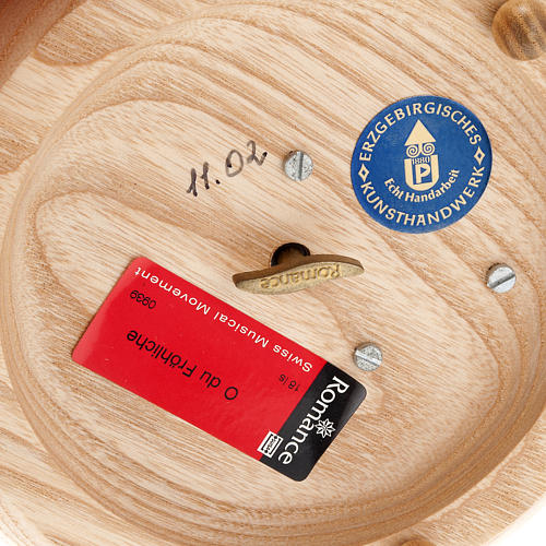 Crèche stylisée en bois avec carillon 4