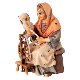 Starsza kobieta ze wsi z kołowrotkiem szopka Original drewno malowane Val Gardena 10 cm