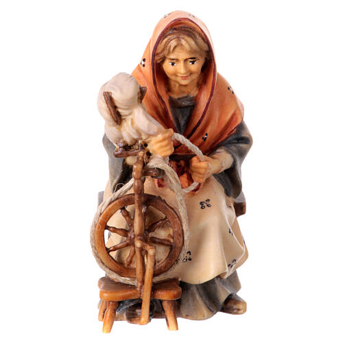 Starsza kobieta ze wsi z kołowrotkiem szopka Original drewno malowane Val Gardena 10 cm 1