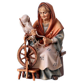 Starsza kobieta ze wsi z kołowrotkiem szopka Original drewno malowane Val Gardena 12 cm