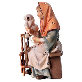 Starsza kobieta ze wsi z kołowrotkiem szopka Original drewno malowane Val Gardena 12 cm