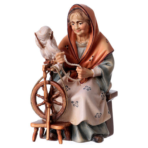 Starsza kobieta ze wsi z kołowrotkiem szopka Original drewno malowane Val Gardena 12 cm 1