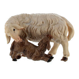 Mouton qui allaite avec agneau crèche Original bois peint Val Gardena 10 cm