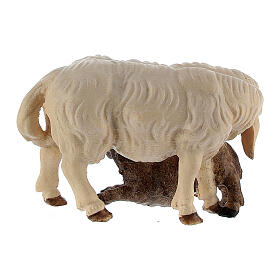 Mouton qui allaite avec agneau crèche Original bois peint Val Gardena 10 cm