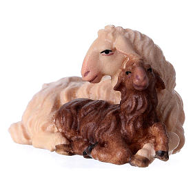 Mouton et agneau allongés pour crèche Original bois peint Val Gardena 12 cm