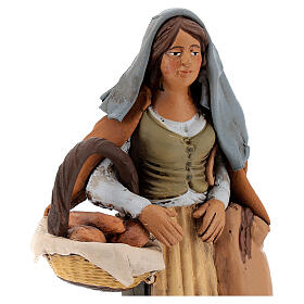 Mulher com pão em terracota para presépio de Deruta com figuras de 18 cm altura média