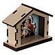 Häuschen aus Holz mit einer Szene der Heiligen Familie im Hintergrund s3