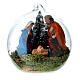 Boule de Noël en verre 8 cm Nativité avec sapins enneigés s1