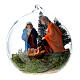Boule de Noël en verre 8 cm Nativité avec sapins enneigés s2