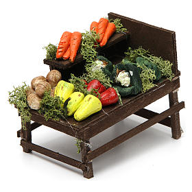 Mesa de madera con verduras de terracota.