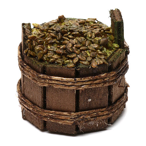 round basket with white grapes 1