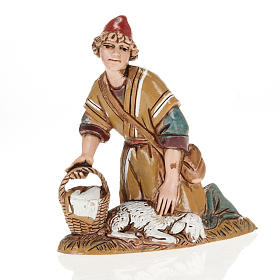 Pastor com cordeiro e cesta para Presépio Moranduzzo com figuras de altura média 10 cm