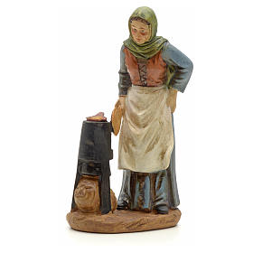 Kobieta z kociołkiem z kasztanami 20cm żywica