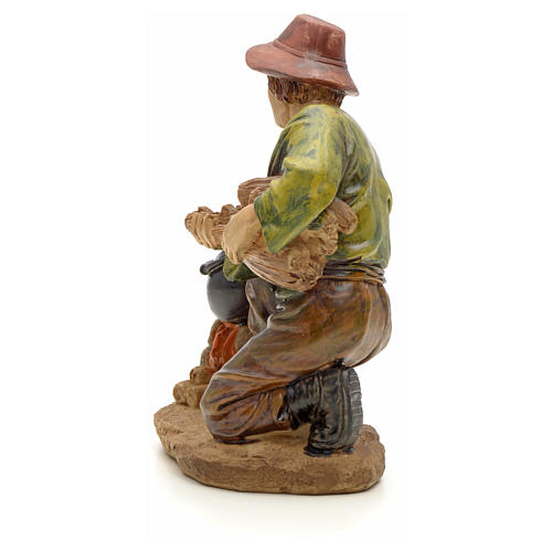 Woodsman with fire figurine in resin for nativities of 20cm 3