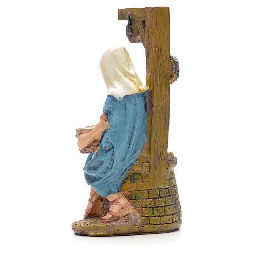 Woman sitting on well figurine in resin for nativities of 21cm 3