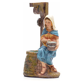 Woman sitting on well figurine in resin for nativities of 21cm