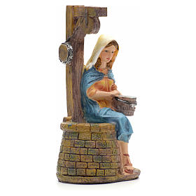Woman sitting on well figurine in resin for nativities of 21cm