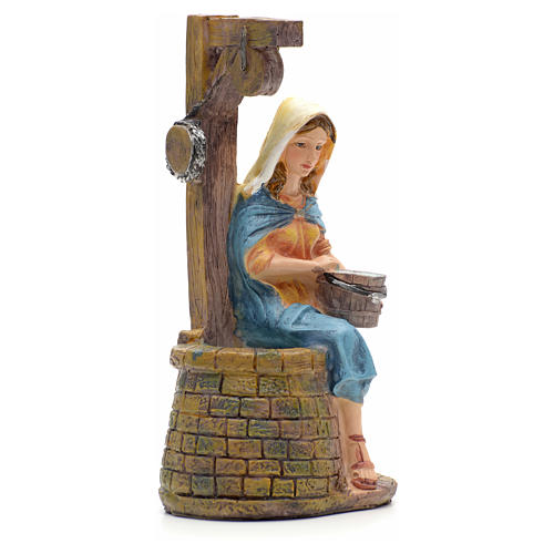 Woman sitting on well figurine in resin for nativities of 21cm 2