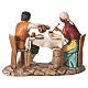 Grupo homem e mulher na mesa presépio Moranduzzo com figuras de altura média 10 cm s2