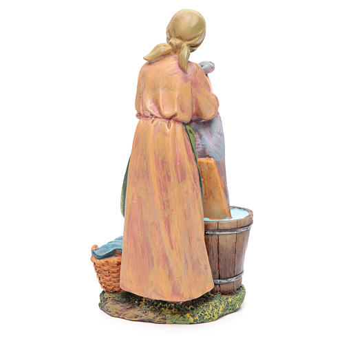 Femme qui lave son linge 30 cm crèche résine 2