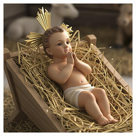 Niño jesús de madera manos juntas