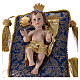 Jesuskind aus Resin mit Stoffkissen in Blau und Gold – Länge 17 cm, Kissen 20 × 13,5 cm, für 40–50 cm Krippe s2