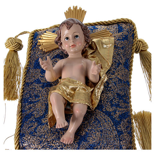 Niño Jesús 20 cm de resina con cojín de tela azul y oro 2