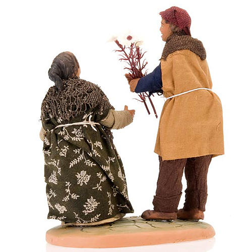 Escena mujer embrazada hombre con flores 14 cm. 3
