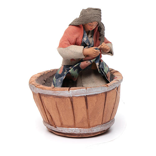 Donna che pigia uva 10 cm presepe napoletano 1