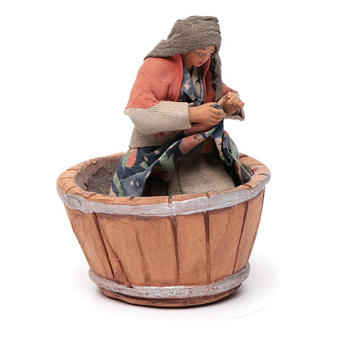 Donna che pigia uva 10 cm presepe napoletano 3