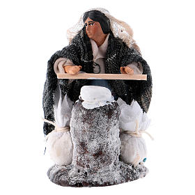 Szopka neapolitańska: Kobieta robiąca zaczyn 8 cm szopka z Neapolu