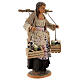 Mujer con agua y cajas uva 30 cm belén Nápoles s3