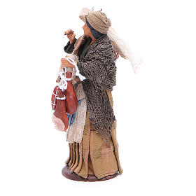 Wayfarer woman with cured meats for Neapolitan Nativity, 14cm