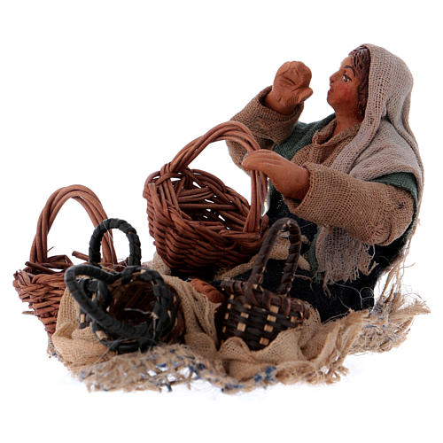 Árabe sentada no chão com cestas de palha para presépio napolitano com figuras 10 cm altura média 2